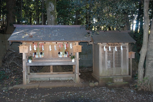 相殿・左愛宕神社・右白山神社、右側・滝沢明神社.jpg