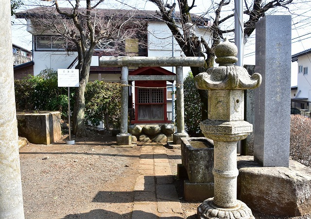 狭山神社境内の稲荷社.jpg