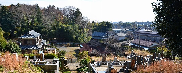 内野家の墓地と姥の懐の集落.jpg