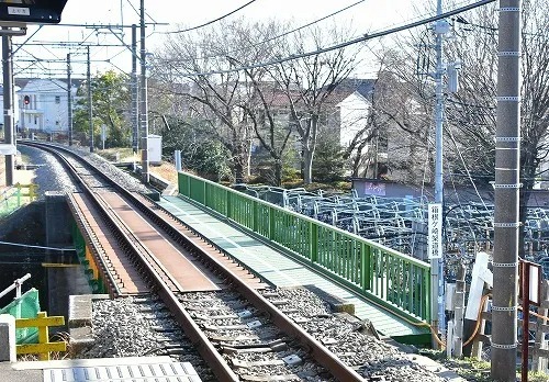 2武蔵大和駅ホームからの箱根ヶ崎架道橋.jpg