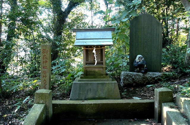 御嶽神社と太々神楽奉奏記念碑.jpg