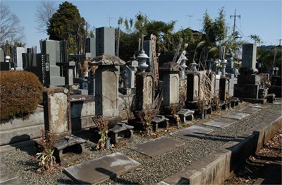 3雲性寺に残る石川地頭墓石.jpg