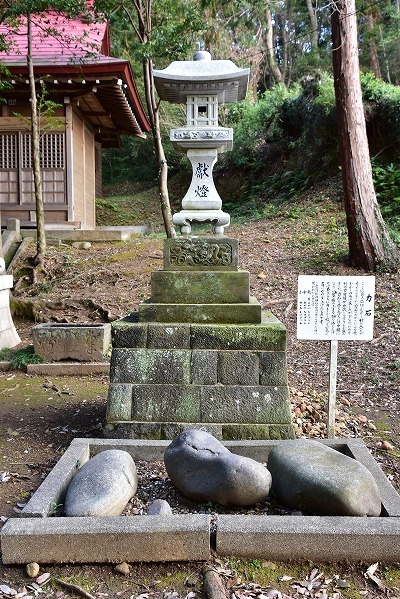 右側_伊勢神宮献燈_明治3年(1870)と力石.jpg