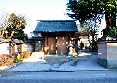 芋窪街道に面する蓮花寺の門.jpg