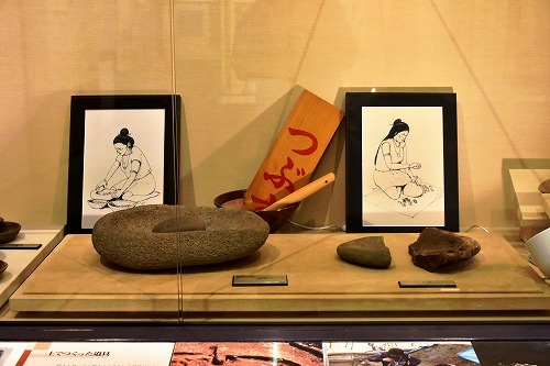 東大和市立郷土博物館に展示の石皿.jpg