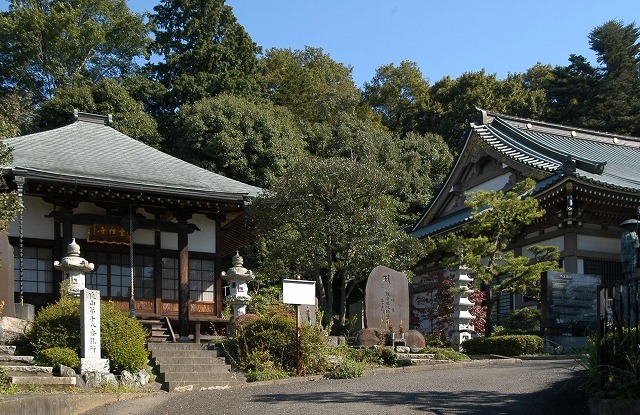 雲性寺観音堂(左)と本堂(右).jpg