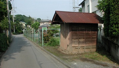 村山道の脇にあった小嶋家一族の椀倉.jpg