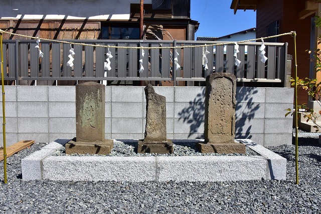 1右から神明社、雷大明神、弁財天の石碑.jpg