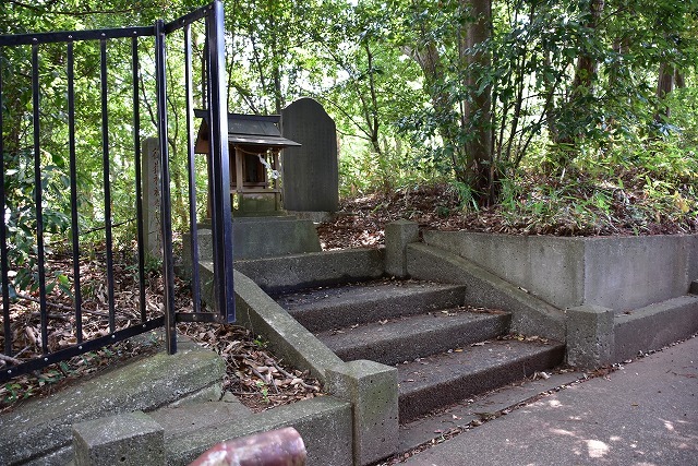 踊り場左側にまつられる御嶽神社.jpg