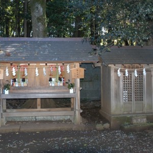 相殿・左愛宕神社・右白山神社、右側・滝沢明神社.jpg