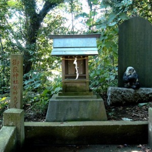 御嶽神社と太々神楽奉奏記念碑.jpg