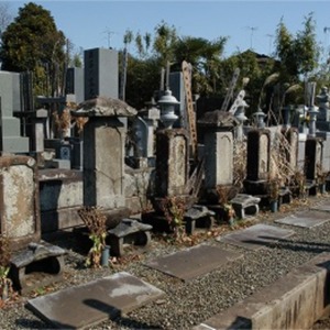 3雲性寺に残る石川地頭墓石.jpg