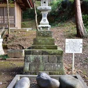 右側_伊勢神宮献燈_明治3年(1870)と力石.jpg