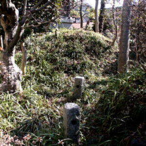 6西勝院境内の土塁.jpg