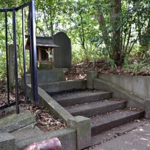 踊り場左側にまつられる御嶽神社.jpg